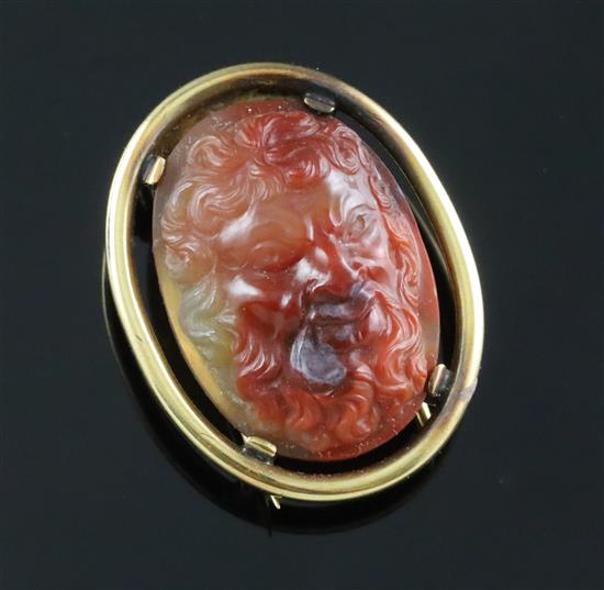 An early 20th century gold mounted oval agate clip brooch, gross 14.8 grams.